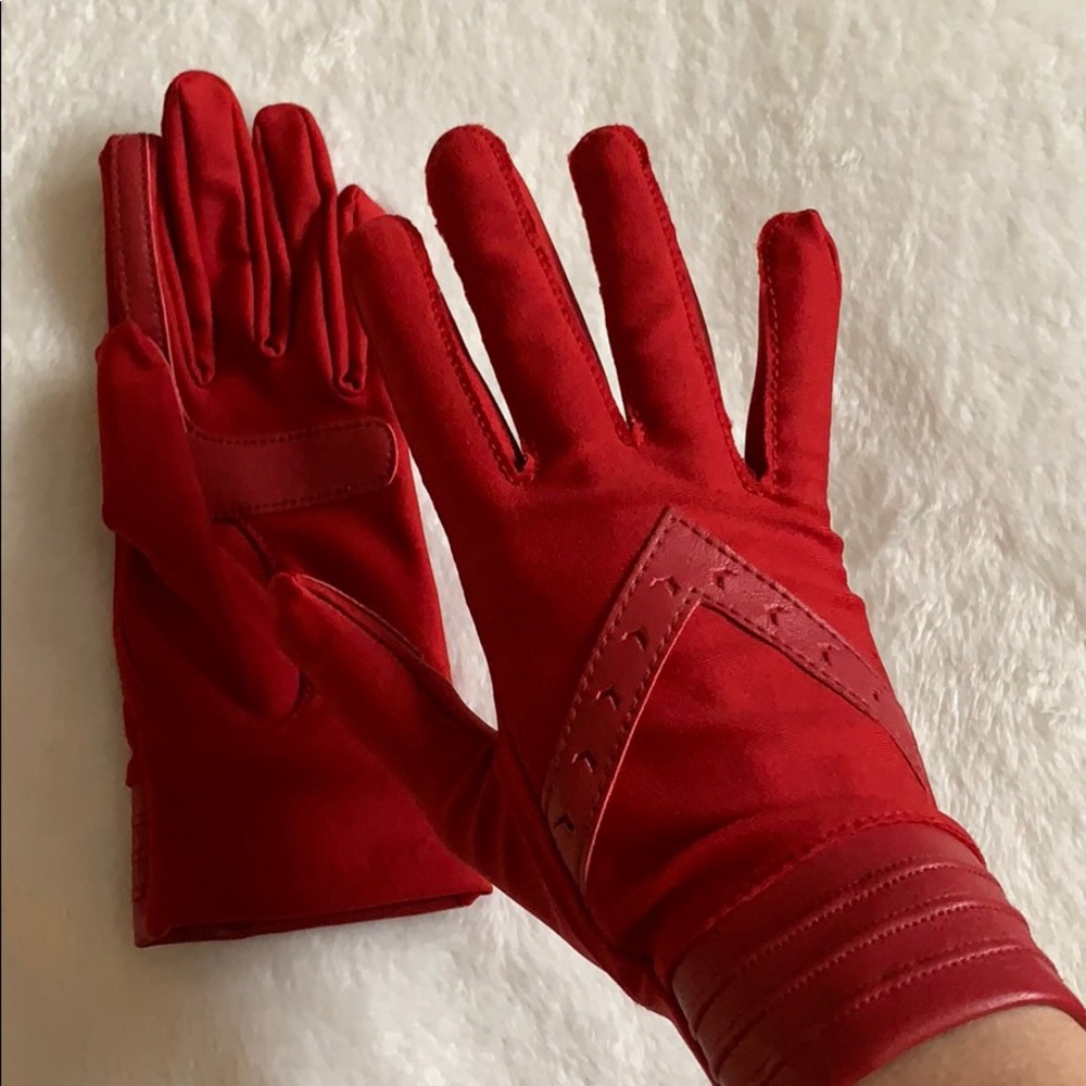 Red gloves - Picture 2 of 3